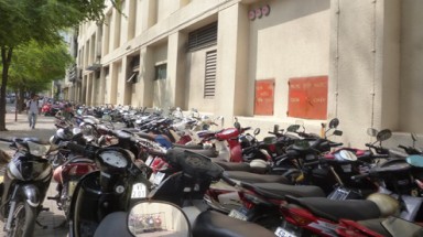  Vỉa hè chật cứng xe máy, ảnh hưởng lớn đến phòng cháy chữa cháy