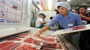  Công nhân bỏ thuốc trừ sâu vào thực phẩm đông lạnh?