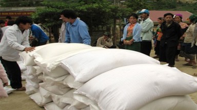 Lý luận tỉnh giàu vẫn xin gạo... cứu đói