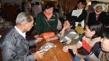  Lương y Nguyễn Văn Dậu tiếp tục tặng Sâm Thốt Nốt cho người nghèo