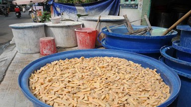 Hãi hùng những cơ sở sản xuất mứt Tết bẩn ở TP HCM