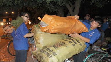 Nghệ An: Sinh viên nhặt ve chai làm từ thiện