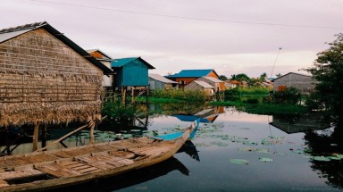 Ngắm cảnh yên bình của ngôi làng người Việt dọc bờ Biển Hồ