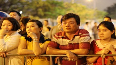  Hàng trăm người dân ra sân bay dù ông Bá Thanh chưa về