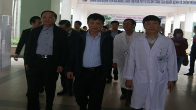 Nguyên chủ tịch Nguyễn Minh Triết đến thăm ông Nguyễn Bá Thanh