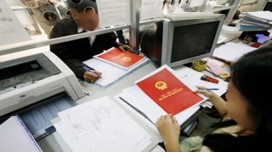   Hà Nội: Đình chỉ 3 cán bộ  vụ “bôi trơn” 8 triệu mới có sổ đỏ
