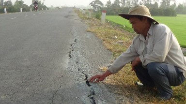  An Giang: ​Đường mới thông xe đã nứt sụp