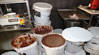  TPHCM: Phát hiện lò bánh kẹo Tết làm từ cacao trôi nổi