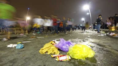  Đón năm mới 2015 trên đường... rác
