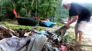  ​Ông lão nhặt rác bãi biển Nam Ô