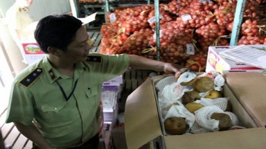  Phát hiện hàng chục tấn trái cây thối ở TP HCM 