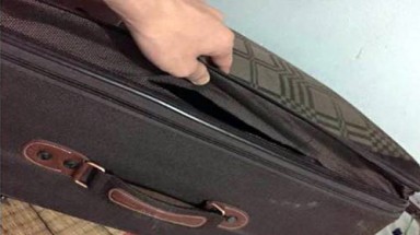 Sân bay Nội Bài (Hà Nội): Nhân viên bốc xếp rạch hành lý trộm đồ 