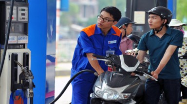   Giá xăng giảm thêm 310 đồng mỗi lít