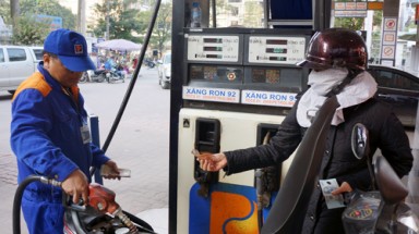   Giá xăng giảm ít nhất 1.897 đồng/lít từ 16h