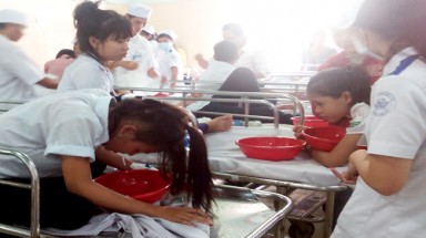  Cần Thơ: Nhiều học sinh bị đau bụng, ói mửa sau khi uống sữa