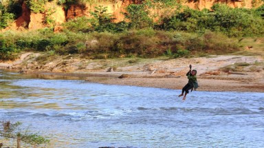   Kon Tum: Có cầu, dân vẫn liều đu dây