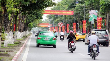 Nghệ An: Vừa nhận hơn 3.600 tấn gạo cứu đói, vừa bắn pháo hoa