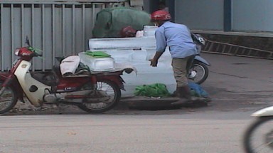  Kinh hãi nước đá nhiễm khuẩn tràn lan