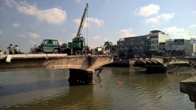  Long An: Xe cẩu rớt sông khi đang tháo dỡ cầu Đúc Tân An