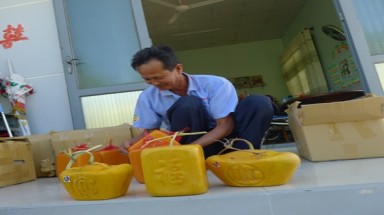    "Vua dưa hấu xe hơi” méo mặt vì vụ mùa thất bát
