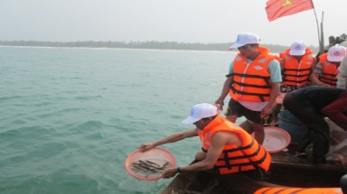  Bảo vệ nguồn lợi thuỷ sản ven biển trước nguy cơ bị huỷ diệt 