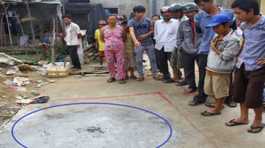  Quảng Nam: Đổ xô đi xem “máu” rỉ từ dưới nền xi-măng