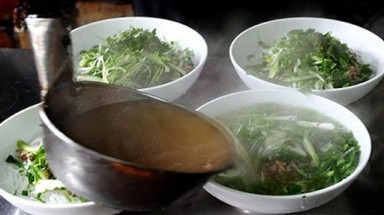     Phóng viên AFP "chê" người bán phở Hà Nội… thô lỗ!
