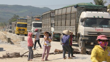  Quảng Ngãi: Thi công gây bụi, dân chặn đường, chủ tịch huyện phải xin lỗi  