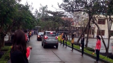  Quảng Bình:Bắt học sinh đứng dưới trời lạnh cắt da vẫy cờ đón thứ trưởng