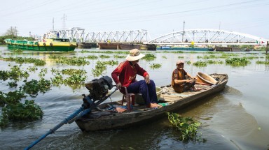  “Đánh bắt” trùn chỉ trên sông Sài Gòn