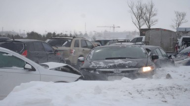 Bão tuyết gây ra va chạm 96 xe ô tô ở Canada