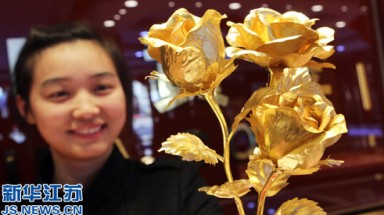  Hoa hồng bằng vàng thật mừng lễ tình nhân  