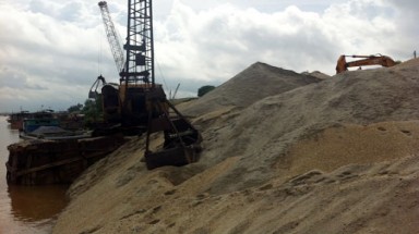  Nhức nhối nạn khai thác cát bừa bãi trên sông Đồng Nai
