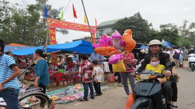  Về Quảng Ngạn ghé chợ phiên ngày Tết