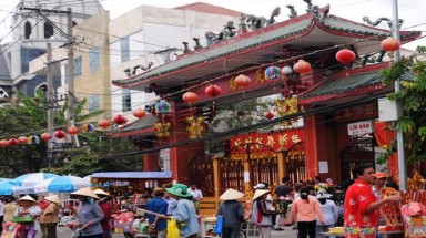  Người dân đổ tiền đổi bao lì xì cầu may