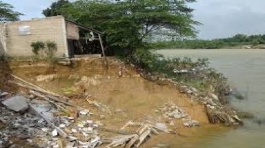  Sạt lở nghiêm trọng bờ sông Thao, uy hiếp tính mạng hàng trăm hộ dân