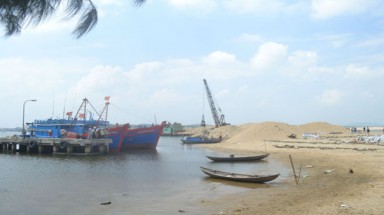  Khẩn trương khắc phục tình trạng cát bồi lấp cửa biển Tam Quan, Bình Định