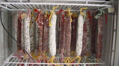 Chế xúc xích từ phân trẻ em
