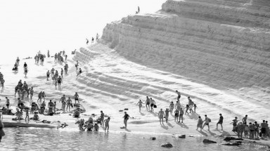   Đắm mình trước biển trên vách đá cầu thang ở Ý:Scala dei Turchi