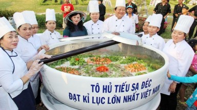  Đồng Tháp: Tô hủ tiếu và đòn bánh phồng tôm lớn nhất Việt Nam