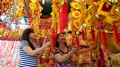  TPHCM: Bao lì xi, câu đối đỏ ngập tràn mùa tết