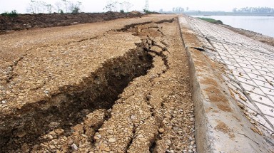   Mái kè sông Mã vừa lát xong đã sụt lún nghiêm trọng