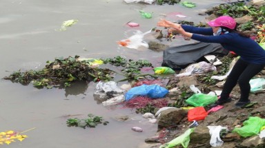  Ngày 23 Tết "Phương tiện" của ông Táo vùng vẫy trong nilon và rác