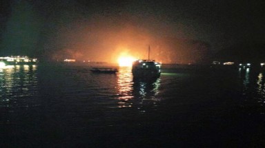  Quảng Ninh: Tàu chở 16 khách nước ngoài cháy trên vịnh Hạ Long