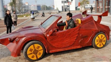  Ấn tượng một nông dân trẻ chế tạo xe đua từ gỗ