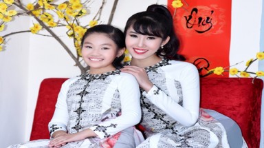 Thúy Ngân và Bé Anh Thư rạng ngời trong trang phục áo dài của NTK Việt Hùng