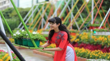  MC Quỳnh Hoa tươi tắn trong tà áo dài đón Xuân