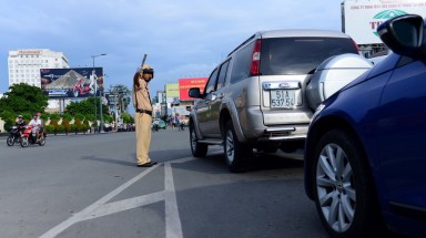  Cho cảnh sát giao thông quyền trưng dụng tài sản người dân là trái luật?