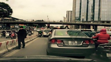  "Quý ông" tiểu bậy giữa đường khai gì?