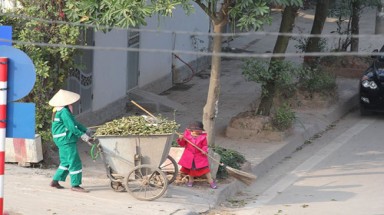  Xúc động với hình ảnh em bé phụ mẹ quét rác ngày Tết